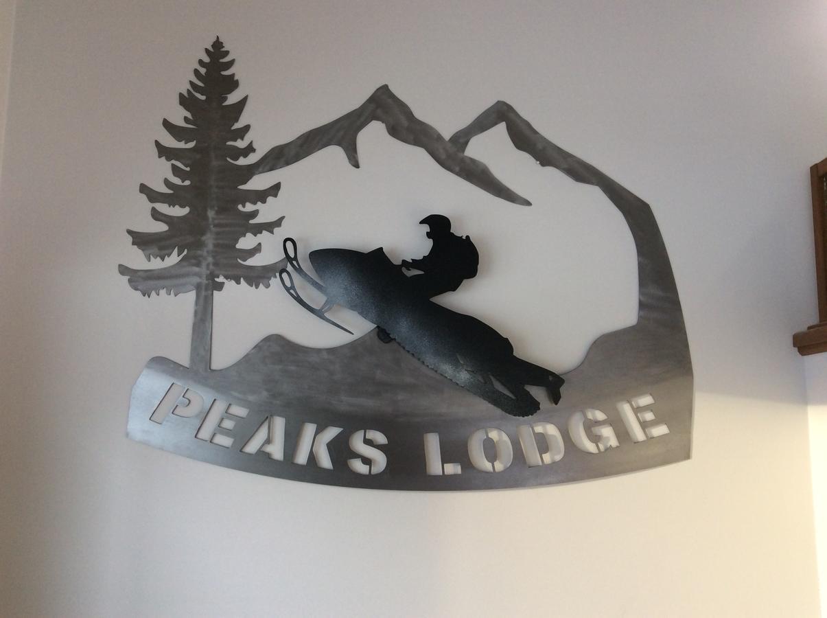Peaks Lodge Revelstoke Exterior photo