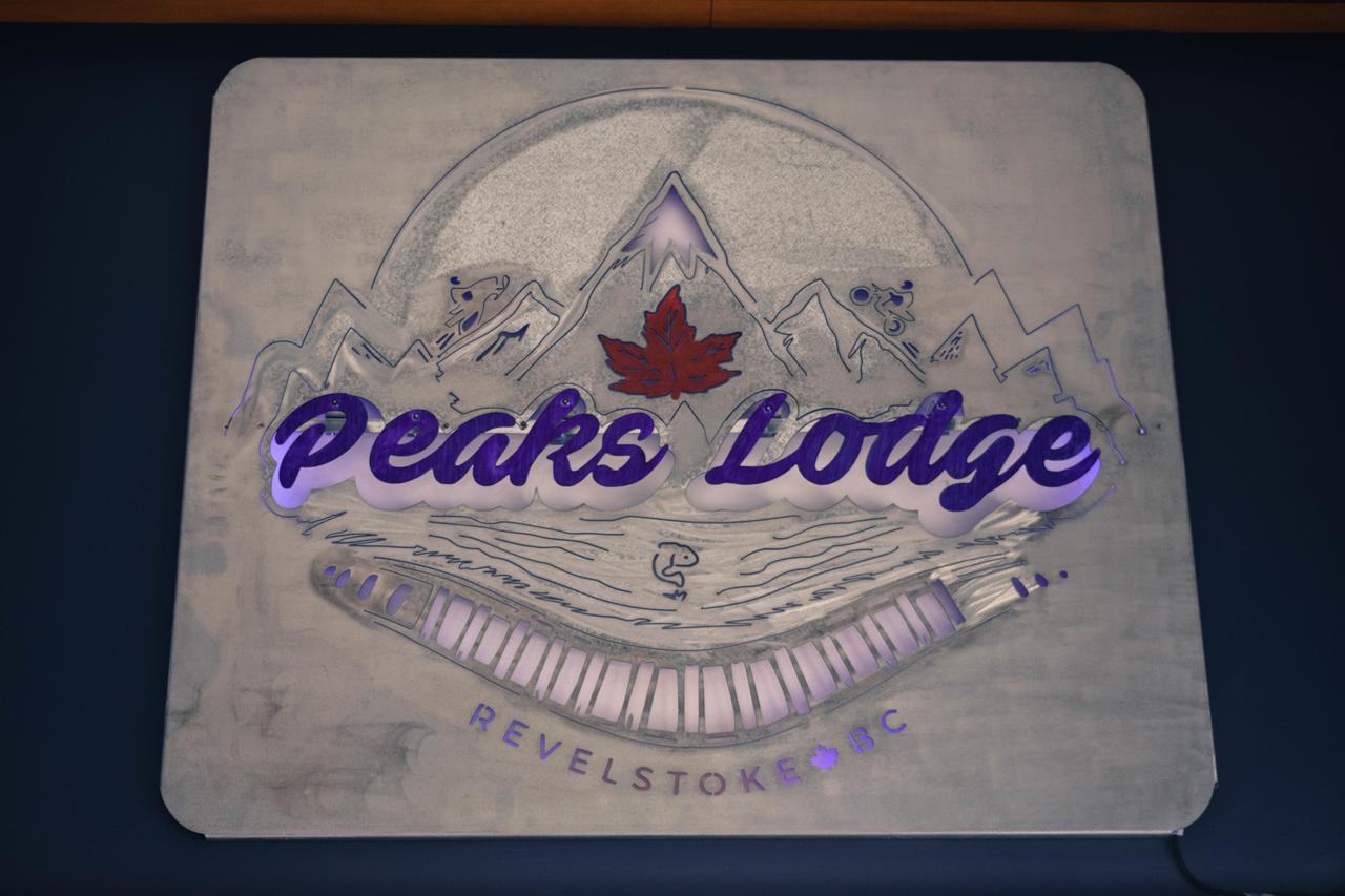 Peaks Lodge Revelstoke Exterior photo
